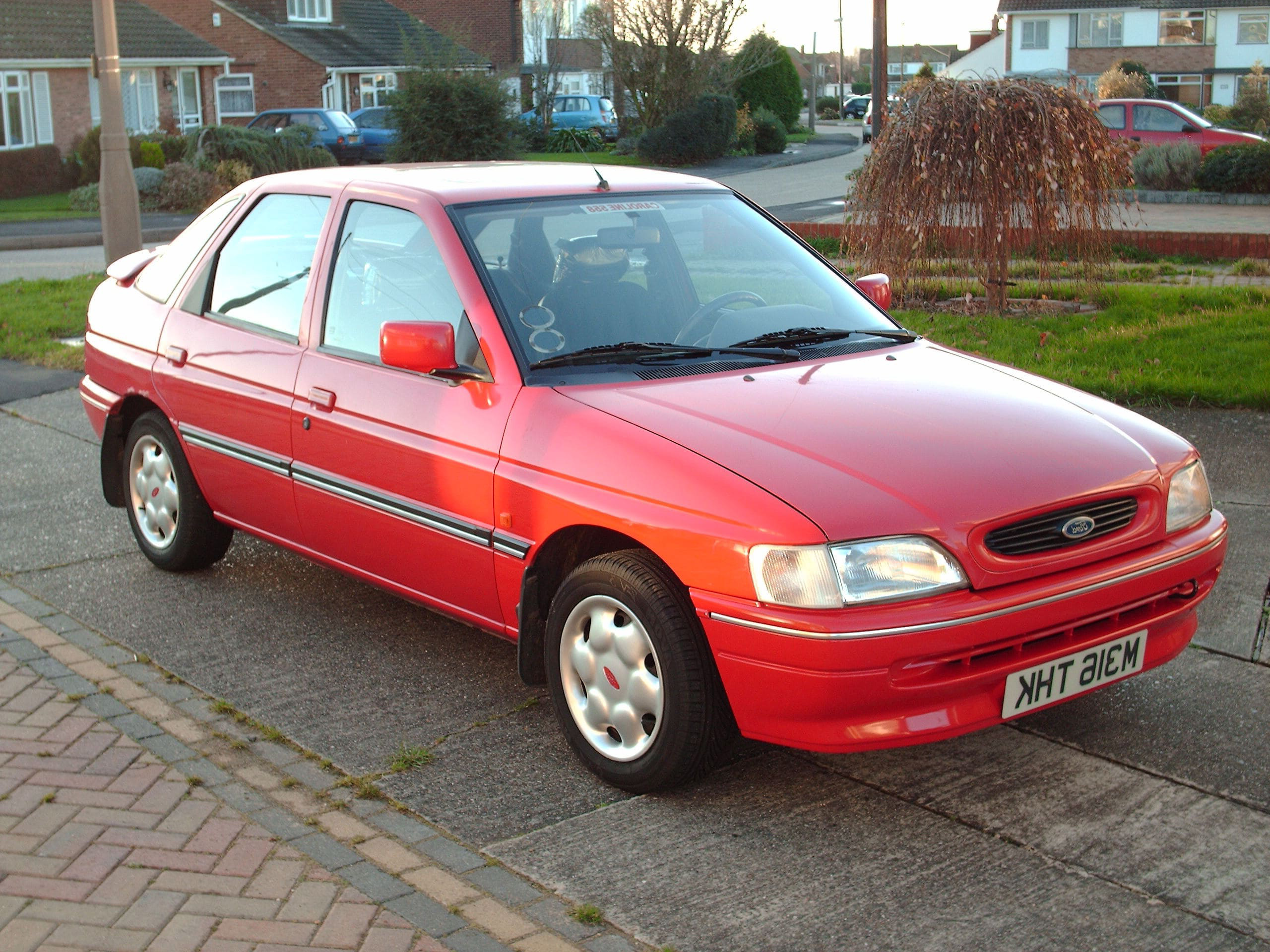 Замена аккумулятора Ford Escort